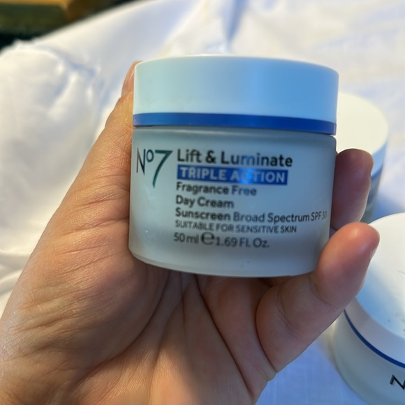 Lift & Luminate Triple Action Day Cream - White and Blue - Picture 4 of 11
